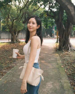 Elaine Ho Instagram - 港式小姐姐

📷/ X100VI
📸/ @shy159753151 
👜/ @loewe 
👗/ @squarebear.thelabel