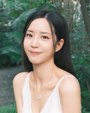 Elaine Ho Instagram - 港式小姐姐

📷/ X100VI
📸/ @shy159753151 
👜/ @loewe 
👗/ @squarebear.thelabel