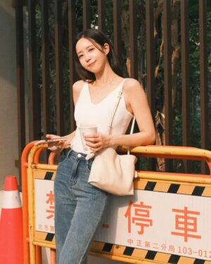Elaine Ho Instagram - 港式小姐姐

📷/ X100VI
📸/ @shy159753151 
👜/ @loewe 
👗/ @squarebear.thelabel