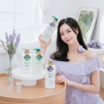 Elaine Ho Instagram - 想要蓬鬆髮就不能錯過它！ 常常聽很多細軟髮的朋友 跟我抱怨頭頂超塌、頭髮還容易出油 顯得臉很大、很沒精神😣 早上做好髮型出門 沒過幾個小時就被「打回原形」 ʚ̴̶̷.ʚ̴̶̷̥̀ 朋友有難 當然要拿出我的法寶✨ 「蒂沐蝶洗護髮系列」🧴來拯救他們 蒂沐蝶洗護髮系列是日本生產 並含有歐洲有機認證綠茶萃取物 無添加矽靈、和成著色劑及Parabens防腐劑 洗起來也相當安心👍🏻 質地較為濃稠、呈現透明色 我自己很喜歡薰衣草的清香 不會讓人覺得是不舒服的香精味 洗起來十分舒壓、放鬆⚗︎·̫⚗︎ 加一點水搓揉片刻 泡沫就會非常綿密 清潔力也很優秀🥳 護髮乳也能有效修復髮絲但不會太過滋潤 一切都恰到好處>ᴗ<✧ 而且吹完頭髮後是肉眼可見的蓬鬆起來 就像空氣注入髮絲般 柔順又帶有光澤(๑˃́ꇴ˂̀๑) 蓬鬆感持續一整天都沒有問題！ 如果你是扁塌髮、油頭人 一定要試試看蒂沐蝶的洗護系列❤️ 【Timotei 蒂沐蝶】日本植萃 洗髮精/護髮乳 500gx3入（多款任選）【598元】 更多詳情🔎 https://momo.dm/FURnUU 線下購買去寶雅也都買的到唷～ @timotei.tw #蒂沐蝶#Timotei#薰衣草豐盈植萃洗髪精#薰衣草豐盈植萃護髮乳#髪の呼吸