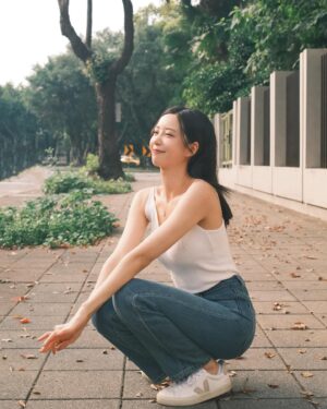 Elaine Ho Instagram - 港式小姐姐

📷/ X100VI
📸/ @shy159753151 
👜/ @loewe 
👗/ @squarebear.thelabel