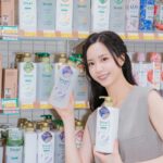 Elaine Ho Instagram - 想要蓬鬆髮就不能錯過它！ 常常聽很多細軟髮的朋友 跟我抱怨頭頂超塌、頭髮還容易出油 顯得臉很大、很沒精神😣 早上做好髮型出門 沒過幾個小時就被「打回原形」 ʚ̴̶̷.ʚ̴̶̷̥̀ 朋友有難 當然要拿出我的法寶✨ 「蒂沐蝶洗護髮系列」🧴來拯救他們 蒂沐蝶洗護髮系列是日本生產 並含有歐洲有機認證綠茶萃取物 無添加矽靈、和成著色劑及Parabens防腐劑 洗起來也相當安心👍🏻 質地較為濃稠、呈現透明色 我自己很喜歡薰衣草的清香 不會讓人覺得是不舒服的香精味 洗起來十分舒壓、放鬆⚗︎·̫⚗︎ 加一點水搓揉片刻 泡沫就會非常綿密 清潔力也很優秀🥳 護髮乳也能有效修復髮絲但不會太過滋潤 一切都恰到好處>ᴗ<✧ 而且吹完頭髮後是肉眼可見的蓬鬆起來 就像空氣注入髮絲般 柔順又帶有光澤(๑˃́ꇴ˂̀๑) 蓬鬆感持續一整天都沒有問題！ 如果你是扁塌髮、油頭人 一定要試試看蒂沐蝶的洗護系列❤️ 【Timotei 蒂沐蝶】日本植萃 洗髮精/護髮乳 500gx3入（多款任選）【598元】 更多詳情🔎 https://momo.dm/FURnUU 線下購買去寶雅也都買的到唷～ @timotei.tw #蒂沐蝶#Timotei#薰衣草豐盈植萃洗髪精#薰衣草豐盈植萃護髮乳#髪の呼吸
