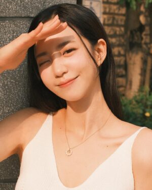 Elaine Ho Instagram - 港式小姐姐

📷/ X100VI
📸/ @shy159753151 
👜/ @loewe 
👗/ @squarebear.thelabel
