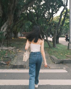Elaine Ho Instagram - 港式小姐姐

📷/ X100VI
📸/ @shy159753151 
👜/ @loewe 
👗/ @squarebear.thelabel