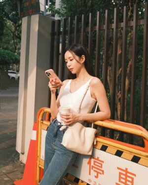 Elaine Ho Instagram - 港式小姐姐

📷/ X100VI
📸/ @shy159753151 
👜/ @loewe 
👗/ @squarebear.thelabel