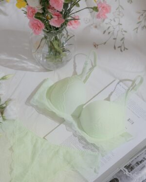 Elaine Ho Instagram - 當一天辣妹

#黛安芬 #Triumph #澎澎氣墊 #史上最輕提托 #lightestpushupever #Tri-Air Lite

@triumphlingerie