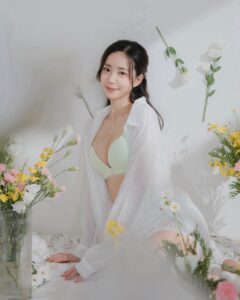 Elaine Ho Instagram - 當一天辣妹 #黛安芬 #Triumph #澎澎氣墊 #史上最輕提托 #lightestpushupever #Tri-Air Lite @triumphlingerie