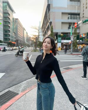 Elaine Ho Instagram - 好久沒來娛百，開春第一錄🖤

outfit/ @queenshoplife  #qsxhsin