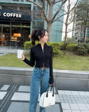 Elaine Ho Instagram - 好久沒來娛百，開春第一錄🖤

outfit/ @queenshoplife  #qsxhsin