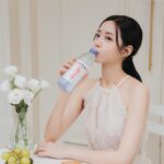 Elaine Ho Instagram - 夏天要到囉☀️ 容易流汗的我，水分流失總是特別快 這時候適時的補充水分超級重要•͈౿•͈ 來自法國阿爾卑斯山、水源純淨的 「evian 依雲天然礦泉水」✨ 便成為我補充水分的首選 他含有天然礦物質、口感絲滑清爽 對水很挑剔的我完全被它征服₊⁺♡₊⁺ 不管是工作間隙、運動過程、出遊或是聚餐 它都已經成為我不可或缺的好夥伴 也終於養成了隨時隨地都要喝水的習慣！ 夏日午後的點心 水果🥯🍋 搭配著evian 依雲天然礦泉水 沁涼又解渴！真的非常享受～ (๑˃́ꇴ˂̀๑) 從今天起也來培養喝水的習慣吧！ 讓我們一起享受優質的evian 依雲天然礦泉水🩵 🎁抽獎活動 3/15-5/15，只要單筆購買法國evian依雲天然礦泉水系列商品任二瓶，到官方活動網站登錄發票號碼，就有機會抽中「新光三越禮卷2萬元」（共10名） 📍4/1~4/30消費滿2,800 元還送瑜珈滾輪唷！ 詳情🔎https://evian2024.83811.tw/ @evianwater @titlist.co #liveyoung #evian #eviantw