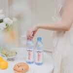 Elaine Ho Instagram - 夏天要到囉☀️ 容易流汗的我，水分流失總是特別快 這時候適時的補充水分超級重要•͈౿•͈ 來自法國阿爾卑斯山、水源純淨的 「evian 依雲天然礦泉水」✨ 便成為我補充水分的首選 他含有天然礦物質、口感絲滑清爽 對水很挑剔的我完全被它征服₊⁺♡₊⁺ 不管是工作間隙、運動過程、出遊或是聚餐 它都已經成為我不可或缺的好夥伴 也終於養成了隨時隨地都要喝水的習慣！ 夏日午後的點心 水果🥯🍋 搭配著evian 依雲天然礦泉水 沁涼又解渴！真的非常享受～ (๑˃́ꇴ˂̀๑) 從今天起也來培養喝水的習慣吧！ 讓我們一起享受優質的evian 依雲天然礦泉水🩵 🎁抽獎活動 3/15-5/15，只要單筆購買法國evian依雲天然礦泉水系列商品任二瓶，到官方活動網站登錄發票號碼，就有機會抽中「新光三越禮卷2萬元」（共10名） 📍4/1~4/30消費滿2,800 元還送瑜珈滾輪唷！ 詳情🔎https://evian2024.83811.tw/ @evianwater @titlist.co #liveyoung #evian #eviantw