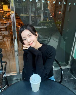 Elaine Ho Instagram - 好久沒來娛百，開春第一錄🖤

outfit/ @queenshoplife  #qsxhsin