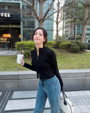 Elaine Ho Instagram - 好久沒來娛百，開春第一錄🖤

outfit/ @queenshoplife  #qsxhsin