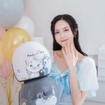 Elaine Ho Instagram - 你們是狗派🐶還是貓派🐱？ 大家都知道我是Lufa的媽媽（超狗派） 其實我也曾經養過一隻白貓唷～（貓派也是我） 所以這個問題我真的選不出來！！ 既然選不出來 那只好都擁有吧🤩 迪士尼控千萬不能錯過！ 7-11與魯斯佛、瑪麗貓、娜娜狗 推出的萌寵派對系列，讓狗派貓派一次滿足🎉 多樣實用的限定周邊 不管是辦公室或者家裡 都能有超萌的貓貓狗狗陪伴 看到心都融化了、療癒感滿分💯 迪士尼鐵粉們快記下來 🔺5/29 15:00-6/9 快閃購 就到7-11門市把這些小可愛們一起帶回家吧(⁎⁍̴̛ᴗ⁍̴̛⁎) @7eleventw #7ELEVEN #迪士尼 #disney #超商開箱 #萌寵派對 #魯斯佛 #Lucifer
