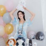 Elaine Ho Instagram - 你們是狗派🐶還是貓派🐱？ 大家都知道我是Lufa的媽媽（超狗派） 其實我也曾經養過一隻白貓唷～（貓派也是我） 所以這個問題我真的選不出來！！ 既然選不出來 那只好都擁有吧🤩 迪士尼控千萬不能錯過！ 7-11與魯斯佛、瑪麗貓、娜娜狗 推出的萌寵派對系列，讓狗派貓派一次滿足🎉 多樣實用的限定周邊 不管是辦公室或者家裡 都能有超萌的貓貓狗狗陪伴 看到心都融化了、療癒感滿分💯 迪士尼鐵粉們快記下來 🔺5/29 15:00-6/9 快閃購 就到7-11門市把這些小可愛們一起帶回家吧(⁎⁍̴̛ᴗ⁍̴̛⁎) @7eleventw #7ELEVEN #迪士尼 #disney #超商開箱 #萌寵派對 #魯斯佛 #Lucifer