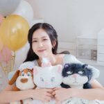 Elaine Ho Instagram - 你們是狗派🐶還是貓派🐱？ 大家都知道我是Lufa的媽媽（超狗派） 其實我也曾經養過一隻白貓唷～（貓派也是我） 所以這個問題我真的選不出來！！ 既然選不出來 那只好都擁有吧🤩 迪士尼控千萬不能錯過！ 7-11與魯斯佛、瑪麗貓、娜娜狗 推出的萌寵派對系列，讓狗派貓派一次滿足🎉 多樣實用的限定周邊 不管是辦公室或者家裡 都能有超萌的貓貓狗狗陪伴 看到心都融化了、療癒感滿分💯 迪士尼鐵粉們快記下來 🔺5/29 15:00-6/9 快閃購 就到7-11門市把這些小可愛們一起帶回家吧(⁎⁍̴̛ᴗ⁍̴̛⁎) @7eleventw #7ELEVEN #迪士尼 #disney #超商開箱 #萌寵派對 #魯斯佛 #Lucifer