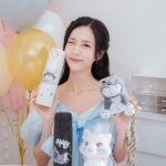 Elaine Ho Instagram - 你們是狗派🐶還是貓派🐱？ 大家都知道我是Lufa的媽媽（超狗派） 其實我也曾經養過一隻白貓唷～（貓派也是我） 所以這個問題我真的選不出來！！ 既然選不出來 那只好都擁有吧🤩 迪士尼控千萬不能錯過！ 7-11與魯斯佛、瑪麗貓、娜娜狗 推出的萌寵派對系列，讓狗派貓派一次滿足🎉 多樣實用的限定周邊 不管是辦公室或者家裡 都能有超萌的貓貓狗狗陪伴 看到心都融化了、療癒感滿分💯 迪士尼鐵粉們快記下來 🔺5/29 15:00-6/9 快閃購 就到7-11門市把這些小可愛們一起帶回家吧(⁎⁍̴̛ᴗ⁍̴̛⁎) @7eleventw #7ELEVEN #迪士尼 #disney #超商開箱 #萌寵派對 #魯斯佛 #Lucifer