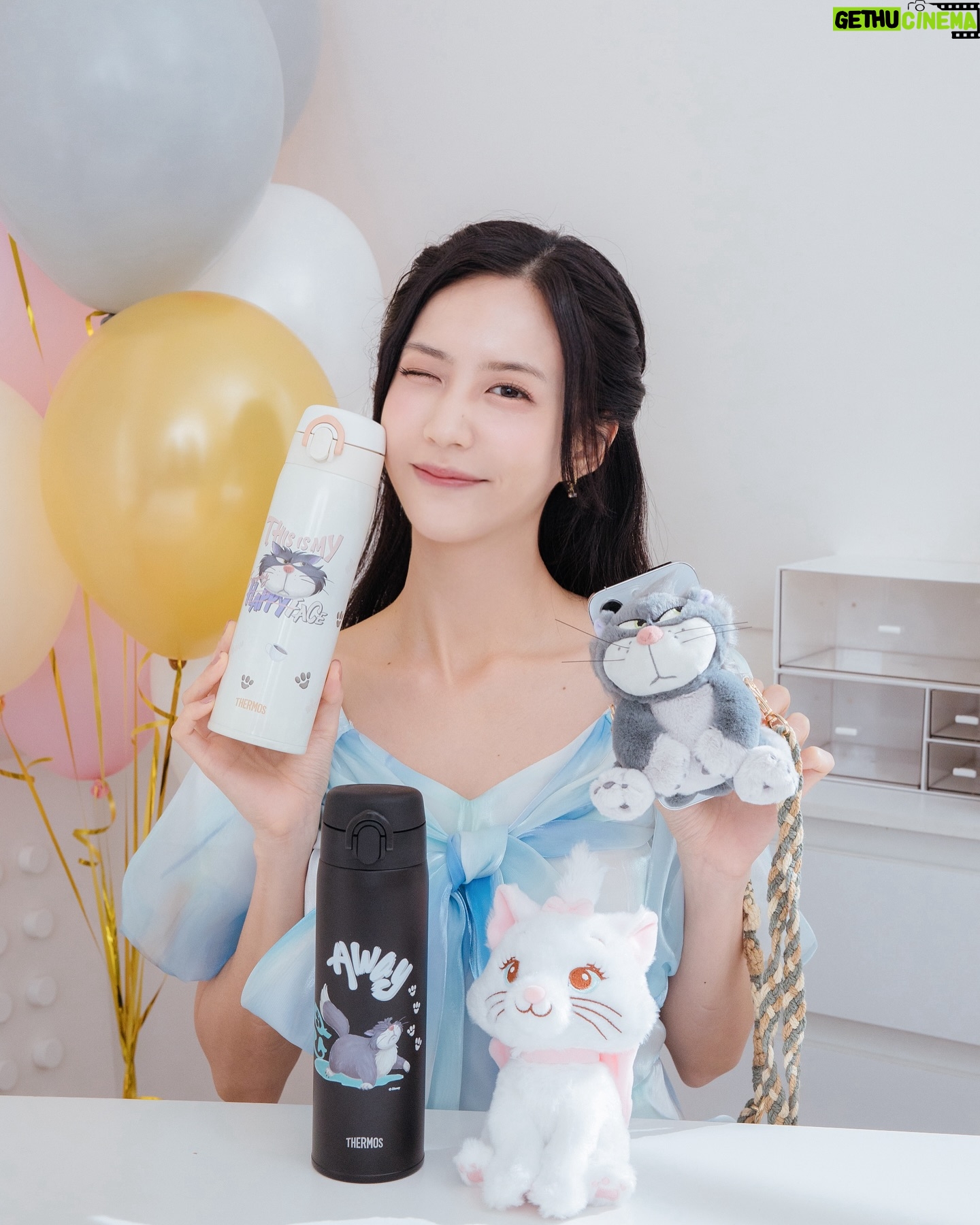 Elaine Ho Instagram - 你們是狗派🐶還是貓派🐱? 大家都知道我是Lufa的媽媽(超狗派) 其實我也曾經養過一隻白貓唷~(貓派也是我) 所以這個問題我真的選不出來!! 既然選不出來 那只好都擁有吧🤩 迪士尼控千萬不能錯過! 7-11與魯斯佛、瑪麗貓、娜娜狗 推出的萌寵派對系列,讓狗派貓派一次滿足🎉 多樣實用的限定周邊 不管是辦公室或者家裡 都能有超萌的貓貓狗狗陪伴 看到心都融化了、療癒感滿分💯 迪士尼鐵粉們快記下來 🔺5/29 15:00-6/9 快閃購 就到7-11門市把這些小可愛們一起帶回家吧(⁎⁍̴̛ᴗ⁍̴̛⁎) @7eleventw #7ELEVEN #迪士尼 #disney #超商開箱 #萌寵派對 #魯斯佛 #Lucifer