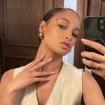 Elarica Johnson Instagram - SKIN SELFIE Dedicated to the routine🤍 #skincare