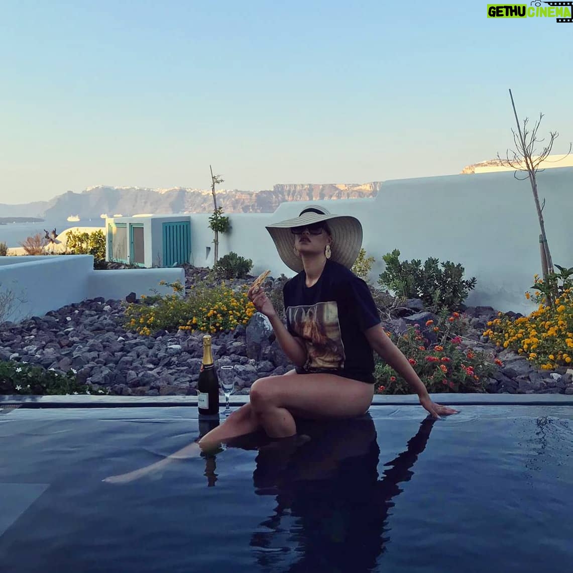 Elarica Johnson Instagram - QUARANTINE I wish mine looked a little more like my 8months ago! . . .#killcorona #quarentineandchill #soloisolation