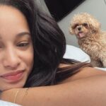 Elarica Johnson Instagram – MORNING REMINDER✨

How lucky are we to wake up with health and know what happiness is🤍
#grateful 

Biggie is grateful too! #doglover