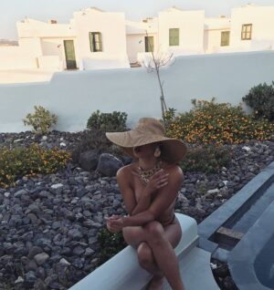 Elarica Johnson Instagram - 2022💫
New year...I give to you ME stripped all the way back asking you to please treat US nicely! 

On a serious note... We got this guys! Make this one to remember for the good reasons 🥂🙏🏽

#happynewyear #herestoyou #wegotthis
