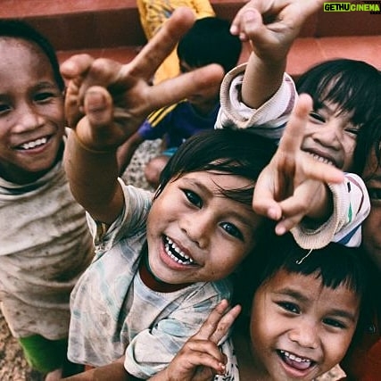 Elarica Johnson Instagram - MERRY CHRISTMAS🎄 Looking at the smiles of those less fortunate and remembering that giving is a luxury, but the gift of happiness is everything. Just a reminder to myself and anyone reading. We are lucky ❤ Unicef & Action Aid are great places to send an extra gift🎁 #giving #grateful is