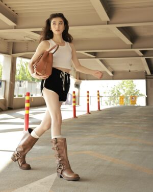 Eleanor Lee Instagram - And this is how you walk in a car park