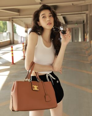 Eleanor Lee Instagram - And this is how you walk in a car park