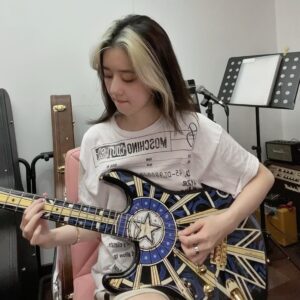 Eleanor Lee Instagram - The epitome of practice! I couldn’t get a single note the first day!!! This is my fourth day!!! I DID IT WAHAHAHAHA!! GET TO PLAY MY FAV SONG! 😍😝✌🏻 #fender
