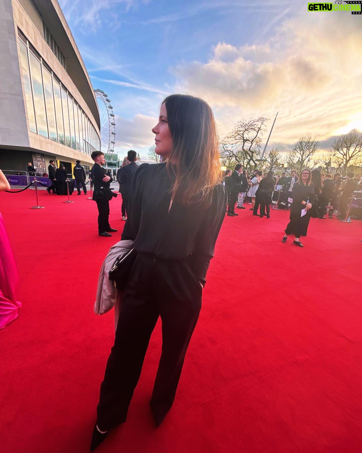 Eleanor Matsuura Instagram - What an honour to present at @bafta for the #baftagamesawards2024. Congratulations to all the winners and nominees and to my beloved London town for pulling out all the stops for my 48hour visit. I love coming home š¬š§