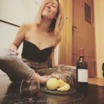 Eleanor Matsuura Instagram - Solo hotel stay with a tiny baby always means a party for 1 on the bathroom floor! Shhhhh 🤫 #iykyk #nycc2022