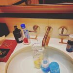 Eleanor Matsuura Instagram - Solo hotel stay with a tiny baby always means a party for 1 on the bathroom floor! Shhhhh 🤫 #iykyk #nycc2022