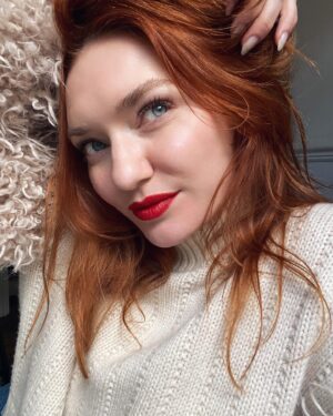 Eleanor Tomlinson Instagram - Trying to contain my excitement about being sent the new Rouge Dior set 💄

Thank you so much @dior 💋

@peterphilipsmakeup 
@diorbeauty
