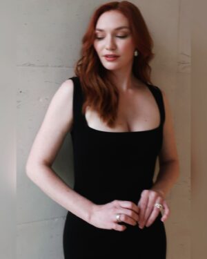 Eleanor Tomlinson Instagram - A great time last night on @bbctheoneshow talking all things The Outlaws with my dear pal @stephenmerchant 

Series 3 returns tonight at 9pm @bbcone or stream it all on @bbciplayer 

Oh, and I promise I will watch Star Wars… but which one do I start with??! 

• Styled by @rebeccacorbinmurray in @galvanlondon @bypariah @tillysveaas @doublemossjewelry @jimmychoo 
• Makeup by @victoriabond007 
• Hair by @lukepluckrose 
• @vrwpublicity