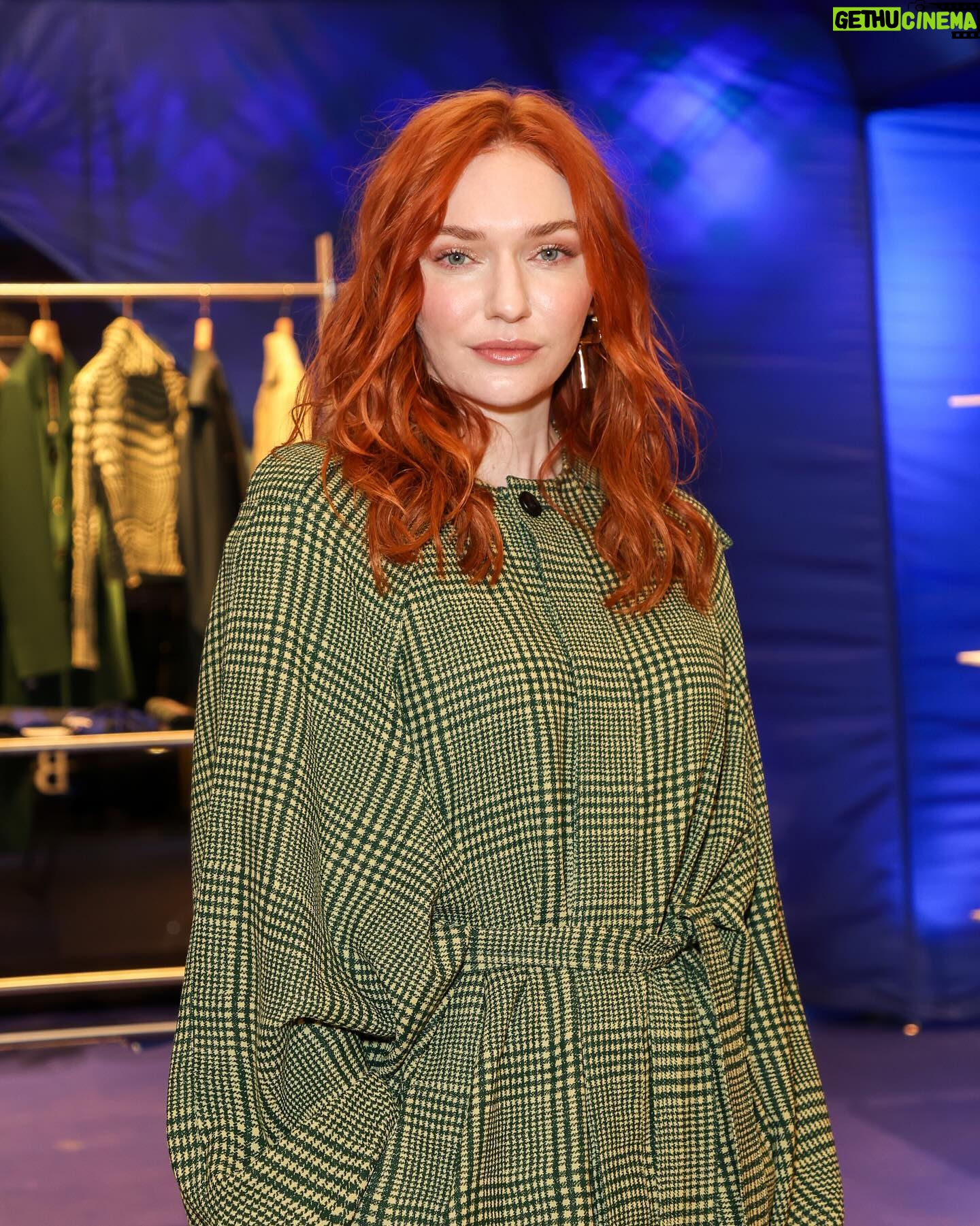 Eleanor Tomlinson Instagram - What fun last night with Burberry turning Harrods Knight Blue. Congratulations Daniel Lee! π @burberry @burberry_daniel.lee @harrods β’ Styled by @rebeccacorbinmurray in @burberry β’ Makeup @victoriabond007 β’ Hair @lukepluckrose β’ @vrwpublicity