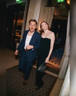 Eleanor Tomlinson Instagram - VOGUE X NETFLIX X BAFTA PARTY

Such a fun night 🥂 Thank you for having me!

… and thank you @rossharrytom for being the coolest date and not crying when you met @billiepiper ♥️✌🏻

Styled by @rebeccacorbinmurray in @stellamccartney @jimmychoo @completedworks 
Makeup @victoriabond007 
Hair @pauljoneshair 
@vrwpublicity 

@britishvogue 
@netflixuk @netflixqueue 
@bafta 

📸 John Phillips @gettyimages @gettyentertainment 
📸 @sofi.adams.photo 

@dovetalelondon at @1hotel.mayfair