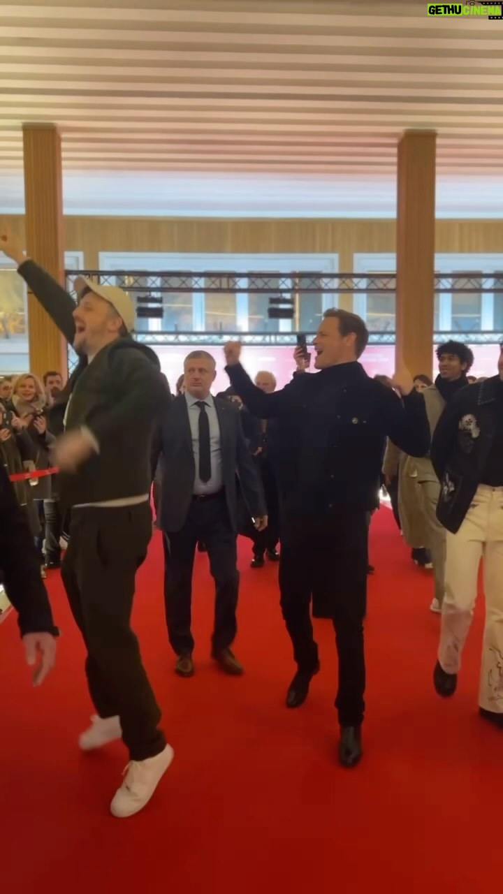 Eleanor Tomlinson - 35.4K Likes - Wat een feest op de rode loper vanavond voor de Europese première van #TheCoupleNextDoor 🤩🍿#SamHeughan #FFO24