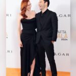 Eleanor Tomlinson Instagram - Worlds colliding at the Bafta Gala 🖤 @bafta @stephenmerchant #aidanturner 📸 @shaneanthonysinclair.ig 📸 @carlopaloniphoto @gettyentertainment