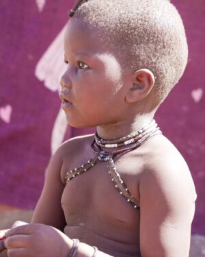 Electra Asteri Instagram - 🛖Επίσκεψη στη φυλή Himba 

😯Η φυλή Himba είναι μια από τις φυλές της Ναμίμπια και κατέφθασαν σ'αυτή πριν από 150 χρόνια στα πλαίσια της μεγάλης μετακίνησης των λαών που μιλούσαν τη γλώσσα Bantu. 

🤗Ζουν σε μικρά χωριά. Οι γυναίκες είναι ψηλές, δυνατές και πολύ εντυπωσιακές. Δεν φορούν ρούχα στο πάνω μέρος. Έχουν ιδιαίτερη κόμμωση που την φτιάχνουν με ένα είδος κοκκίνης πάστας. Δεν έχουν τα 4 κάτω μπροστινά δόντια. Τα αφαιρούν περίπου στην ηλικία των 12 ετών για να έχουν την ιδιαιτερη άρθρωση που επιθυμούν. 

💇Η ξεχωριστή κόμη των γυναικών Himba είναι ολόκληρη ιεροτελεστία. Αφού τρίψουν την κόκκινη πέτρα και πάρουν τη σκονη (ωχρά), την ενώνουν με διάφορα άλλα υλικά και φτιάχνουν μια πάστα την οποία αλείφουν στα μαλλιά. Αυτό κρατάει για περίπου 3 μήνες. Και μετά τα ξαναφτιάχνουν. 

💧Οι γυναίκες Himba δεν πλένονται. Επειδή παλιότερα ήταν λιγοστό το νερό επιτρέπονταν να το χρησιμοποιούν μόνο οι άντρες. Έτσι οι γυναίκες έφτιαχναν μια πάστα σώματος (πάλι με σκόνη από την κόκκινη πέτρα), στην οποία πρόσθεταν βότανα και μυρωδικά τα οποία εκτός από ωραία μυρωδιά, χαρίζουν λάμψη και αποτρίχωση στο σώμα. Μόνο οι γυναίκες έχουν αυτή την κοκκινωπή απόχρωση στο δέρμα τους εξαιτίας αυτής της πάστας. Οι άντρες όχι. Κάνουν αυτή τη διαδικασία καθημερινά. 

💫Οι ιδιαιτερότητες σ'αυτή τη φυλή είναι αμέτρητες. Ένα ξεχώρισα όμως. Το καθαρό βλέμμα. Στις γυναίκες που μας καλωσόρισαν, στα παιδιά που έπαιξαν με τα παιδιά μας. Καθαρό βλέμμα, καθαρές ψυχές. 

✨Και αν ένα κατάλαβα από αυτή μας την επίσκεψη είναι ότι εκείνοι έχουν καταφέρει να κρατήσουν καλά το μυστικό της ζωής, ενώ εμείς το χάνουμε κάθε μέρα όλο και πιο πολύ. Αν το βρείτε κερδίζετε την ελευθερία, την ευτυχία και την αλήθεια σας. Για να σας δω! 

_________________________________________

#HappyTraveller #Africa #Himba #Namibia