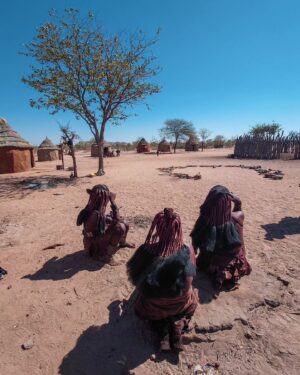Electra Asteri Instagram - 🛖Επίσκεψη στη φυλή Himba 

😯Η φυλή Himba είναι μια από τις φυλές της Ναμίμπια και κατέφθασαν σ'αυτή πριν από 150 χρόνια στα πλαίσια της μεγάλης μετακίνησης των λαών που μιλούσαν τη γλώσσα Bantu. 

🤗Ζουν σε μικρά χωριά. Οι γυναίκες είναι ψηλές, δυνατές και πολύ εντυπωσιακές. Δεν φορούν ρούχα στο πάνω μέρος. Έχουν ιδιαίτερη κόμμωση που την φτιάχνουν με ένα είδος κοκκίνης πάστας. Δεν έχουν τα 4 κάτω μπροστινά δόντια. Τα αφαιρούν περίπου στην ηλικία των 12 ετών για να έχουν την ιδιαιτερη άρθρωση που επιθυμούν. 

💇Η ξεχωριστή κόμη των γυναικών Himba είναι ολόκληρη ιεροτελεστία. Αφού τρίψουν την κόκκινη πέτρα και πάρουν τη σκονη (ωχρά), την ενώνουν με διάφορα άλλα υλικά και φτιάχνουν μια πάστα την οποία αλείφουν στα μαλλιά. Αυτό κρατάει για περίπου 3 μήνες. Και μετά τα ξαναφτιάχνουν. 

💧Οι γυναίκες Himba δεν πλένονται. Επειδή παλιότερα ήταν λιγοστό το νερό επιτρέπονταν να το χρησιμοποιούν μόνο οι άντρες. Έτσι οι γυναίκες έφτιαχναν μια πάστα σώματος (πάλι με σκόνη από την κόκκινη πέτρα), στην οποία πρόσθεταν βότανα και μυρωδικά τα οποία εκτός από ωραία μυρωδιά, χαρίζουν λάμψη και αποτρίχωση στο σώμα. Μόνο οι γυναίκες έχουν αυτή την κοκκινωπή απόχρωση στο δέρμα τους εξαιτίας αυτής της πάστας. Οι άντρες όχι. Κάνουν αυτή τη διαδικασία καθημερινά. 

💫Οι ιδιαιτερότητες σ'αυτή τη φυλή είναι αμέτρητες. Ένα ξεχώρισα όμως. Το καθαρό βλέμμα. Στις γυναίκες που μας καλωσόρισαν, στα παιδιά που έπαιξαν με τα παιδιά μας. Καθαρό βλέμμα, καθαρές ψυχές. 

✨Και αν ένα κατάλαβα από αυτή μας την επίσκεψη είναι ότι εκείνοι έχουν καταφέρει να κρατήσουν καλά το μυστικό της ζωής, ενώ εμείς το χάνουμε κάθε μέρα όλο και πιο πολύ. Αν το βρείτε κερδίζετε την ελευθερία, την ευτυχία και την αλήθεια σας. Για να σας δω! 

_________________________________________

#HappyTraveller #Africa #Himba #Namibia