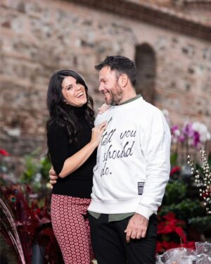 Electra Asteri Instagram - 🥳12 χρόνια μαζί 

🤧Πριν 12 χρόνια ακριβώς διασταυρώθηκαν οι δρόμοι μας και ενώθηκαν οι ζωές μας. Όσο και να φαινόταν η σοβαρότητα της κατάστασης μας, η αλήθεια τα ξεπέρασε όλα. 

👩‍❤️‍👨Νιώθω απόλυτα ευγνώμων για όλα όσα ζήσαμε. 
Ανυπομονώ για όλα όσα έρχονται. 

🎁12 χρόνια από την ημέρα της γνωριμίας μας; 
Αλήθεια τώρα; Ούτε που το κατάλαβα. 
Δύο παιδιά, καμία εκατοστή χώρες και απίστευτα συναισθήματα σε όλο το ταξίδι. Πάμε για το υπόλοιπο; 

Και εις άλλα με υγεία αγάπη μου! 

Υγ. Αυτή είναι μια φωτό από μια φωτογράφηση που έγινε, αλλά τελικά δεν δημοσιεύθηκε. Παρόλα αυτά μου άρεσε πολύ η αγκαλιά. 

#OurDay #MyMan #Anniversary