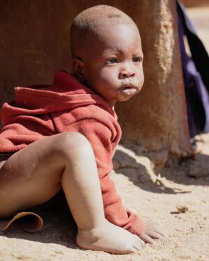 Electra Asteri Instagram - 🛖Επίσκεψη στη φυλή Himba 

😯Η φυλή Himba είναι μια από τις φυλές της Ναμίμπια και κατέφθασαν σ'αυτή πριν από 150 χρόνια στα πλαίσια της μεγάλης μετακίνησης των λαών που μιλούσαν τη γλώσσα Bantu. 

🤗Ζουν σε μικρά χωριά. Οι γυναίκες είναι ψηλές, δυνατές και πολύ εντυπωσιακές. Δεν φορούν ρούχα στο πάνω μέρος. Έχουν ιδιαίτερη κόμμωση που την φτιάχνουν με ένα είδος κοκκίνης πάστας. Δεν έχουν τα 4 κάτω μπροστινά δόντια. Τα αφαιρούν περίπου στην ηλικία των 12 ετών για να έχουν την ιδιαιτερη άρθρωση που επιθυμούν. 

💇Η ξεχωριστή κόμη των γυναικών Himba είναι ολόκληρη ιεροτελεστία. Αφού τρίψουν την κόκκινη πέτρα και πάρουν τη σκονη (ωχρά), την ενώνουν με διάφορα άλλα υλικά και φτιάχνουν μια πάστα την οποία αλείφουν στα μαλλιά. Αυτό κρατάει για περίπου 3 μήνες. Και μετά τα ξαναφτιάχνουν. 

💧Οι γυναίκες Himba δεν πλένονται. Επειδή παλιότερα ήταν λιγοστό το νερό επιτρέπονταν να το χρησιμοποιούν μόνο οι άντρες. Έτσι οι γυναίκες έφτιαχναν μια πάστα σώματος (πάλι με σκόνη από την κόκκινη πέτρα), στην οποία πρόσθεταν βότανα και μυρωδικά τα οποία εκτός από ωραία μυρωδιά, χαρίζουν λάμψη και αποτρίχωση στο σώμα. Μόνο οι γυναίκες έχουν αυτή την κοκκινωπή απόχρωση στο δέρμα τους εξαιτίας αυτής της πάστας. Οι άντρες όχι. Κάνουν αυτή τη διαδικασία καθημερινά. 

💫Οι ιδιαιτερότητες σ'αυτή τη φυλή είναι αμέτρητες. Ένα ξεχώρισα όμως. Το καθαρό βλέμμα. Στις γυναίκες που μας καλωσόρισαν, στα παιδιά που έπαιξαν με τα παιδιά μας. Καθαρό βλέμμα, καθαρές ψυχές. 

✨Και αν ένα κατάλαβα από αυτή μας την επίσκεψη είναι ότι εκείνοι έχουν καταφέρει να κρατήσουν καλά το μυστικό της ζωής, ενώ εμείς το χάνουμε κάθε μέρα όλο και πιο πολύ. Αν το βρείτε κερδίζετε την ελευθερία, την ευτυχία και την αλήθεια σας. Για να σας δω! 

_________________________________________

#HappyTraveller #Africa #Himba #Namibia