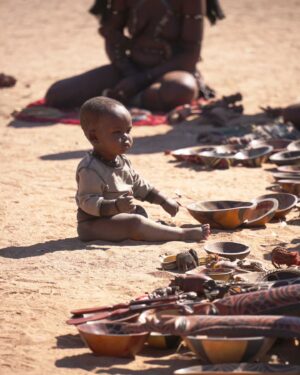Electra Asteri Instagram - 🛖Επίσκεψη στη φυλή Himba 

😯Η φυλή Himba είναι μια από τις φυλές της Ναμίμπια και κατέφθασαν σ'αυτή πριν από 150 χρόνια στα πλαίσια της μεγάλης μετακίνησης των λαών που μιλούσαν τη γλώσσα Bantu. 

🤗Ζουν σε μικρά χωριά. Οι γυναίκες είναι ψηλές, δυνατές και πολύ εντυπωσιακές. Δεν φορούν ρούχα στο πάνω μέρος. Έχουν ιδιαίτερη κόμμωση που την φτιάχνουν με ένα είδος κοκκίνης πάστας. Δεν έχουν τα 4 κάτω μπροστινά δόντια. Τα αφαιρούν περίπου στην ηλικία των 12 ετών για να έχουν την ιδιαιτερη άρθρωση που επιθυμούν. 

💇Η ξεχωριστή κόμη των γυναικών Himba είναι ολόκληρη ιεροτελεστία. Αφού τρίψουν την κόκκινη πέτρα και πάρουν τη σκονη (ωχρά), την ενώνουν με διάφορα άλλα υλικά και φτιάχνουν μια πάστα την οποία αλείφουν στα μαλλιά. Αυτό κρατάει για περίπου 3 μήνες. Και μετά τα ξαναφτιάχνουν. 

💧Οι γυναίκες Himba δεν πλένονται. Επειδή παλιότερα ήταν λιγοστό το νερό επιτρέπονταν να το χρησιμοποιούν μόνο οι άντρες. Έτσι οι γυναίκες έφτιαχναν μια πάστα σώματος (πάλι με σκόνη από την κόκκινη πέτρα), στην οποία πρόσθεταν βότανα και μυρωδικά τα οποία εκτός από ωραία μυρωδιά, χαρίζουν λάμψη και αποτρίχωση στο σώμα. Μόνο οι γυναίκες έχουν αυτή την κοκκινωπή απόχρωση στο δέρμα τους εξαιτίας αυτής της πάστας. Οι άντρες όχι. Κάνουν αυτή τη διαδικασία καθημερινά. 

💫Οι ιδιαιτερότητες σ'αυτή τη φυλή είναι αμέτρητες. Ένα ξεχώρισα όμως. Το καθαρό βλέμμα. Στις γυναίκες που μας καλωσόρισαν, στα παιδιά που έπαιξαν με τα παιδιά μας. Καθαρό βλέμμα, καθαρές ψυχές. 

✨Και αν ένα κατάλαβα από αυτή μας την επίσκεψη είναι ότι εκείνοι έχουν καταφέρει να κρατήσουν καλά το μυστικό της ζωής, ενώ εμείς το χάνουμε κάθε μέρα όλο και πιο πολύ. Αν το βρείτε κερδίζετε την ελευθερία, την ευτυχία και την αλήθεια σας. Για να σας δω! 

_________________________________________

#HappyTraveller #Africa #Himba #Namibia