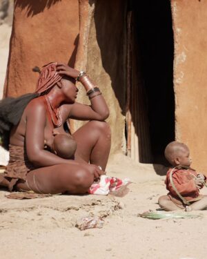 Electra Asteri Instagram - 🛖Επίσκεψη στη φυλή Himba 

😯Η φυλή Himba είναι μια από τις φυλές της Ναμίμπια και κατέφθασαν σ'αυτή πριν από 150 χρόνια στα πλαίσια της μεγάλης μετακίνησης των λαών που μιλούσαν τη γλώσσα Bantu. 

🤗Ζουν σε μικρά χωριά. Οι γυναίκες είναι ψηλές, δυνατές και πολύ εντυπωσιακές. Δεν φορούν ρούχα στο πάνω μέρος. Έχουν ιδιαίτερη κόμμωση που την φτιάχνουν με ένα είδος κοκκίνης πάστας. Δεν έχουν τα 4 κάτω μπροστινά δόντια. Τα αφαιρούν περίπου στην ηλικία των 12 ετών για να έχουν την ιδιαιτερη άρθρωση που επιθυμούν. 

💇Η ξεχωριστή κόμη των γυναικών Himba είναι ολόκληρη ιεροτελεστία. Αφού τρίψουν την κόκκινη πέτρα και πάρουν τη σκονη (ωχρά), την ενώνουν με διάφορα άλλα υλικά και φτιάχνουν μια πάστα την οποία αλείφουν στα μαλλιά. Αυτό κρατάει για περίπου 3 μήνες. Και μετά τα ξαναφτιάχνουν. 

💧Οι γυναίκες Himba δεν πλένονται. Επειδή παλιότερα ήταν λιγοστό το νερό επιτρέπονταν να το χρησιμοποιούν μόνο οι άντρες. Έτσι οι γυναίκες έφτιαχναν μια πάστα σώματος (πάλι με σκόνη από την κόκκινη πέτρα), στην οποία πρόσθεταν βότανα και μυρωδικά τα οποία εκτός από ωραία μυρωδιά, χαρίζουν λάμψη και αποτρίχωση στο σώμα. Μόνο οι γυναίκες έχουν αυτή την κοκκινωπή απόχρωση στο δέρμα τους εξαιτίας αυτής της πάστας. Οι άντρες όχι. Κάνουν αυτή τη διαδικασία καθημερινά. 

💫Οι ιδιαιτερότητες σ'αυτή τη φυλή είναι αμέτρητες. Ένα ξεχώρισα όμως. Το καθαρό βλέμμα. Στις γυναίκες που μας καλωσόρισαν, στα παιδιά που έπαιξαν με τα παιδιά μας. Καθαρό βλέμμα, καθαρές ψυχές. 

✨Και αν ένα κατάλαβα από αυτή μας την επίσκεψη είναι ότι εκείνοι έχουν καταφέρει να κρατήσουν καλά το μυστικό της ζωής, ενώ εμείς το χάνουμε κάθε μέρα όλο και πιο πολύ. Αν το βρείτε κερδίζετε την ελευθερία, την ευτυχία και την αλήθεια σας. Για να σας δω! 

_________________________________________

#HappyTraveller #Africa #Himba #Namibia