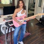 Eleftheria Eleftheriou Instagram - Καλημέρα φίλοι μου! Σήμερα έχουμε Live στο Αγρίνιο… σας περιμένω να διασκεδάσουμε παρέα!!!! 🎶🎤⭐️ #sepirasovaratour #sepirasovara #eleftheriaeleftheriou #live #band #elle