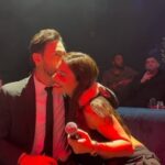 Eleftheria Eleftheriou Instagram - Υπέροχο να τραγουδάς παρέα με φίλους @panoskalidis 🖤 #τοδηλητηριο #καρρας