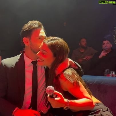 Eleftheria Eleftheriou Instagram - Υπέροχο να τραγουδάς παρέα με φίλους @panoskalidis 🖤 #τοδηλητηριο #καρρας