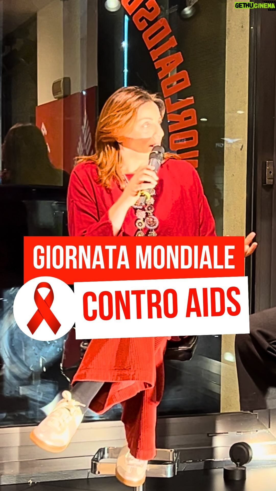 Elena Di Cioccio - 1.3K Likes - L’attrice @elenadicioccio racconta brevemente la sua esperienza come attivista contro l’HIV.
Nel 2022 in Italia le diagnosi di infezione da Hiv e Aids sono state 3,2 ogni 100mila abitanti. La Lombardia è al secondo posto in Italia dopo il Lazio. La maggior parte delle nuove diagnosi è attribuibile a rapporti sessuali 84% e nel 78% dei casi l’infezione colpisce i maschi.
La prima diagnosi fu fatta nel 1984. Oggi esistono farmaci che possono bloccare il replicarsi del virus e i danni che causa nel corpo inoltre le persone in terapia con la presenza del virus azzerata da almeno 3 mesi non trasmettono piuttosto l’infezione attraverso rapporti non protetti.
La discriminazione esiste ancora perchè dietro all’HIV c’è ancora un’ombra morale per cui chi ha il virus ha fatto qualcosa di sporco perchè era la malattia dei tossicodipendenti e omosessuali. È per questo che il 95% di chi ha l’HIV non lo dichiara anche se il 50% di chi ha l’HIV è eterosessuale.
La positività emerge dai test per i sintomi correlati al virus o per controlli di routine. Oggi nel mondo ci sono 37 milioni di persone che vivono con l’HIV mentre in italia ci sono 130mila sieropositivi che rispetto a 40 anni fa, grazie alla medicina, vivono una vita uguale a quella di tutti gli altri.
video @lazzaramo
fonte testo epicentro.iss.it, leiene
