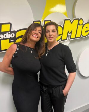 Elena Di Cioccio Instagram - Oggi è stata davvero una bella puntata! 
Su @radio_lattemiele  a #tuttiamanoilweekend una bellissima voce conosciuta, si è raccontata con passione ed entusiasmo a me e a tutti gli ascoltatori. @elenadicioccio 🫶🏻
Intervista speciale! 
Una collega bravissima e molto divertente, una donna che desideravo conoscere da anni! 
Fatto! 💪🏻🥰
Non potete mancare a questo appuntamento. 
Grazie🙏

A fianco di @italybares quest’anno c’è @radio_lattemiele 
Venerdì 17 e sabato 18 maggio
@teatrorepower (Milano) torna, per il quinto anno, Italy Bares con il nuovo spettacolo dal titolo #controcorrente 
Un Musical pazzesco e molto di più! 
Tanta professionalità e tanto cuore ♥️ 
Ci vediamo a Teatro! 

#musical  #controcorrente  #elenadicioccio  #sabrinaganzer  #radiolattemiele  #intervista #tuttiamanoilweekend  #onair  #radioshow  #sabatomattina #speakers #voice  #spettacolo  #cuore #thanks